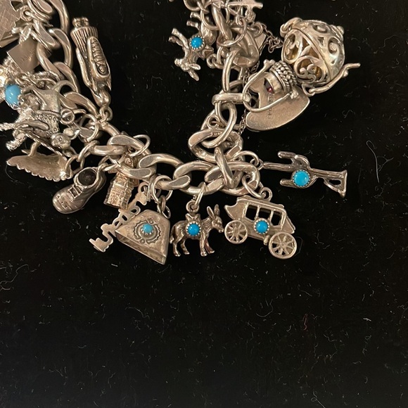 VINTAGE STERLING AND TURQUOISE LOADED WESTERN NATIVE AMERICANA CHARM BRACELET - Picture 12 of 13